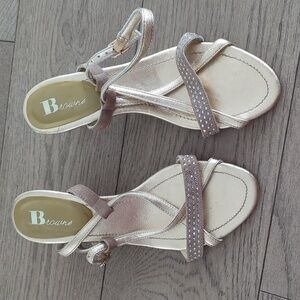 EUC Brown's Size 39 gold Leather Low Heeled sandals